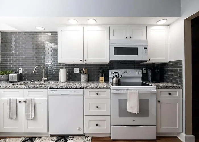 Bright Spacious 5br Perfect For Groups Or Family
