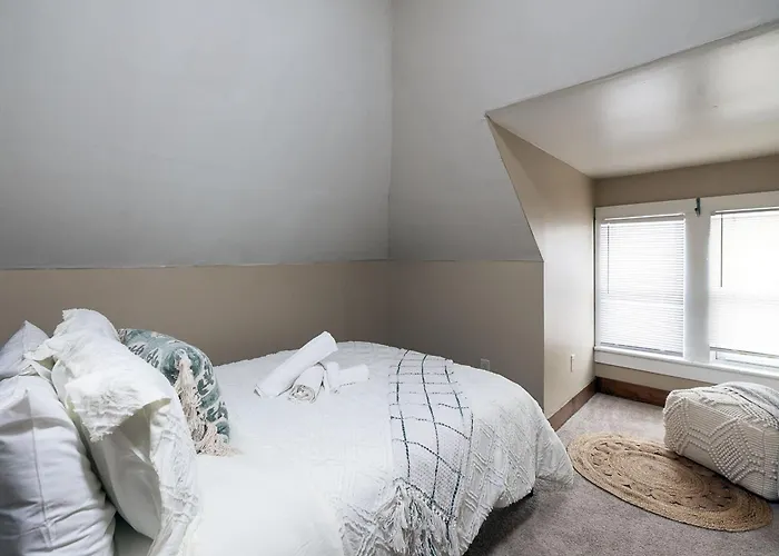 Bright Spacious 5br Perfect For Groups Or Family
